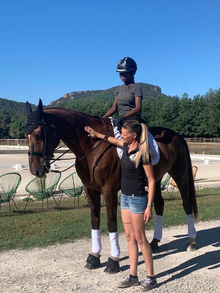 Nos praticiens en train de s'occuper d'un des chevaux de l'écurie