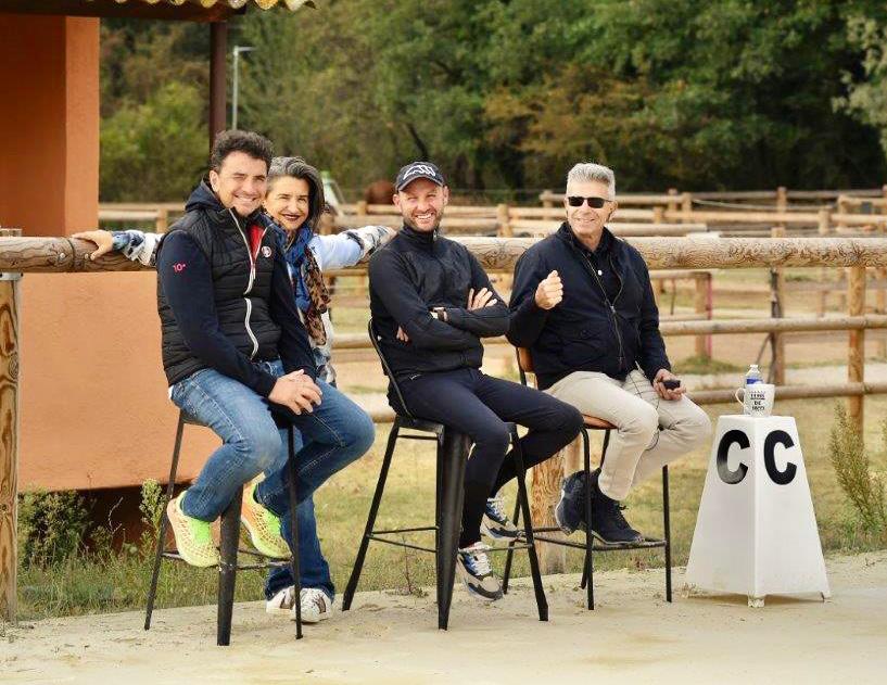 Photo conviviale durant un stage aux Ecuries de Notre Dame